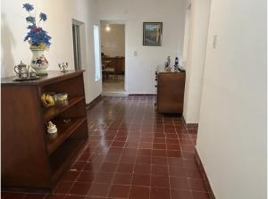 um corredor com piso em azulejo e um vaso de flores em Amplia y Cómoda casa familiar, muy buena ubicación em Villaguay