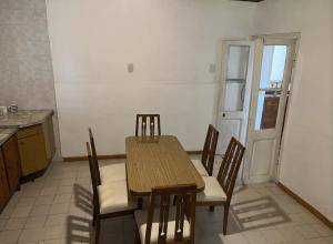 uma sala de jantar com uma mesa de madeira e cadeiras em Amplia y Cómoda casa familiar, muy buena ubicación em Villaguay