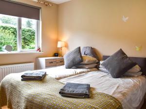 two beds sitting next to each other in a bedroom at Fell View House in Kendal
