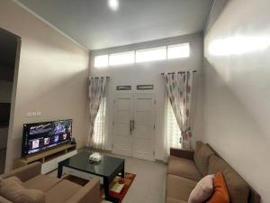 Area soggiorno di SYARIAH - Beautiful 3BR Home - 8 min from Centre by Sakura