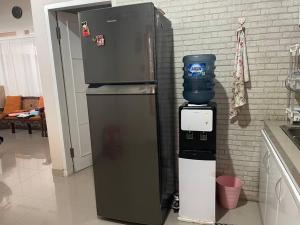 Cucina o angolo cottura di SYARIAH - Beautiful 3BR Home - 8 min from Centre by Sakura