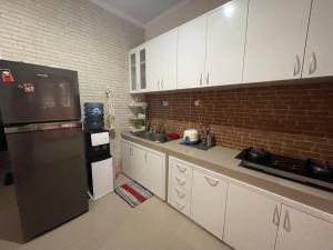 Cucina o angolo cottura di SYARIAH - Beautiful 3BR Home - 8 min from Centre by Sakura