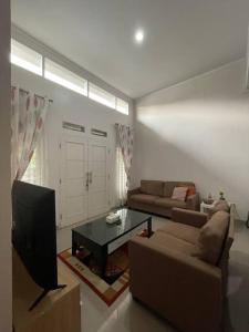 Area soggiorno di SYARIAH - Beautiful 3BR Home - 8 min from Centre by Sakura