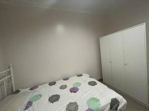 Letto o letti in una camera di SYARIAH - Beautiful 3BR Home - 8 min from Centre by Sakura