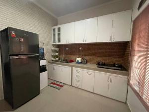 Cucina o angolo cottura di SYARIAH - Beautiful 3BR Home - 8 min from Centre by Sakura