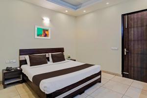 una camera con un grande letto di Hotel Silver Royal Near Omaxe Celebration Mall a Gurgaon