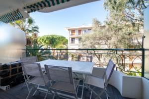 einen weißen Tisch und Stühle auf dem Balkon in der Unterkunft Beautiful and cosy flat with terrace 1BR4p - Cannes in Cannes