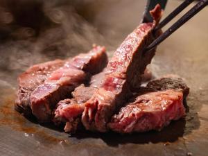 deux morceaux de viande préparés sur un grill dans l'établissement Hotel Ichinose, à Yamanouchi