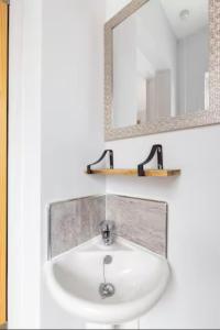 a bathroom with a sink and a mirror at Paradise House Darlington in Darlington