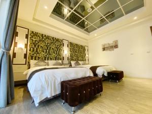 pokój hotelowy z 2 łóżkami i kanapą w obiekcie Dream Ocean View B&B w mieście Magong
