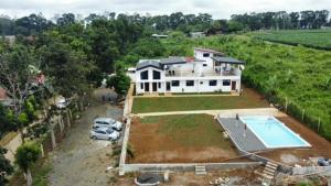 - une vue aérienne sur une maison avec une piscine dans l'établissement Casa Concetta Apartelle with Pool, à Manolo Fortich