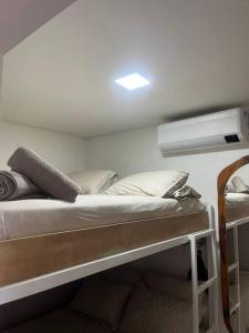 ein Schlafzimmer mit einem Etagenbett in einem Zimmer in der Unterkunft Flat Eco Resort Carneiros in Rio Formoso