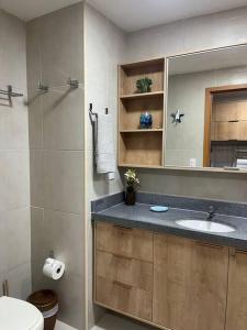 ein Bad mit einem Waschbecken und einem Spiegel in der Unterkunft Flat Eco Resort Carneiros in Rio Formoso
