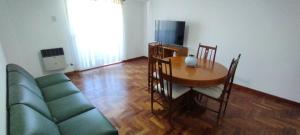 een woonkamer met een tafel en een bank bij deptoparanacentro in Paraná