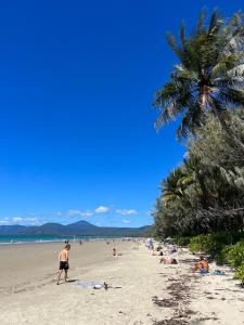 Bella Vista في ميناء دوغلاس: مجموعة من الناس على شاطئ به نخلة