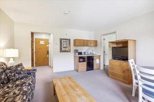 Cedarbrook Deluxe one bedroom suite located on 2nd floor with outdoor heated pool 21921的厨房或小厨房