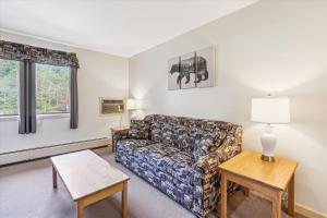Cedarbrook Deluxe one bedroom suite located on 2nd floor with outdoor heated pool 21921的休息区