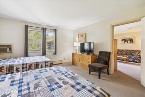 Cedarbrook Deluxe one bedroom suite located on 2nd floor with outdoor heated pool 21921客房内的一张或多张床位