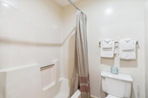 Cedarbrook Deluxe one bedroom suite located on 2nd floor with outdoor heated pool 21921的一间浴室