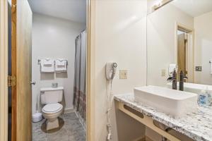 Cedarbrook Deluxe one bedroom suite located on 2nd floor with outdoor heated pool 21921的一间浴室