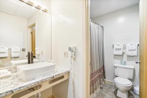 Cedarbrook Deluxe one bedroom suite located on 2nd floor with outdoor heated pool 21921的一间浴室