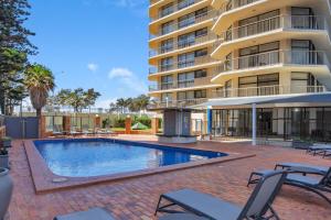 黄金海岸Beachfront & City View, Huge 2 Bedroom Apartment, Imperial Surf Resort的建筑物前的游泳池