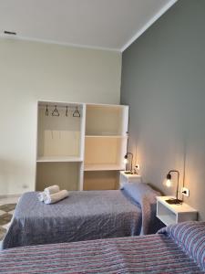 a bedroom with two beds and two lamps and shelves at Bello Jazmin 2 in San Rafael