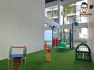 einen Spielplatz mit bunter Spielausrüstung in einem Gebäude in der Unterkunft Staycation Homestay 30 Galacity Apartment Kuching in Kuching