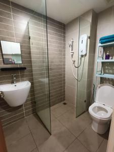 ein Bad mit einer Dusche, einem WC und einem Waschbecken in der Unterkunft CS Homestay at Kozi Square Kuching in Kuching