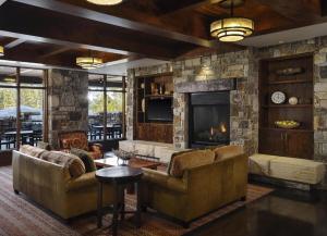 ein Wohnzimmer mit 2 Sofas und einem Kamin in der Unterkunft Hyatt Vacation Club at Northstar Lodge in Truckee