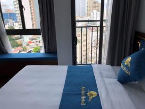 מיטה או מיטות בחדר ב-Aloha Hotel Nha Trang