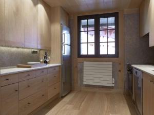 a kitchen with wooden cabinets and a window at Duplex 4 pers à Courchevel 1850 – Luxe et confort au pied des pistes - FR-1-631-175 in Courchevel +1 photo