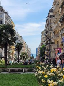 テッサロニキにあるFlowery Penthouse in city centre of Thessalonikiの花の街並み