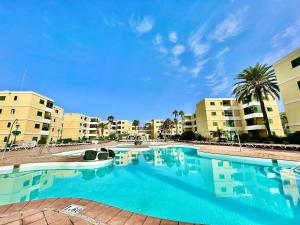 ein großer Pool vor einigen Gebäuden in der Unterkunft Las Olas Blue in Playa del Ingles