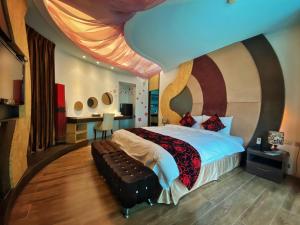Un pat sau paturi într-o cameră la The Domed Tile B&B