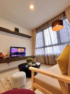 un soggiorno con divano e TV di 2BR with Free Parking, Near Central I-City, Theme Park, SOGO & iCCC a Shah Alam