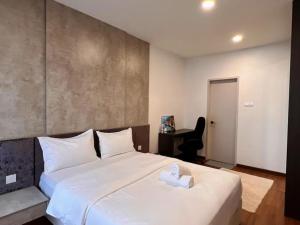 una camera con un grande letto bianco e una scrivania di 2BR with Free Parking, Near Central I-City, Theme Park, SOGO & iCCC a Shah Alam