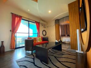 O bucătărie sau chicinetă la The Domed Tile B&B