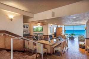 une salle à manger avec une table et des chaises et l'océan dans l'établissement Royal Kahana 1009- Oceanfront unobstructed views from the 10th floor, à Kahana