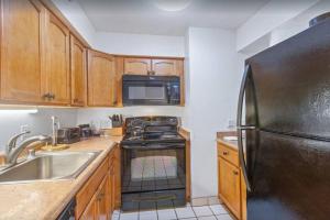 Η κουζίνα ή μικρή κουζίνα στο Royal Kahana 1009- Oceanfront unobstructed views from the 10th floor