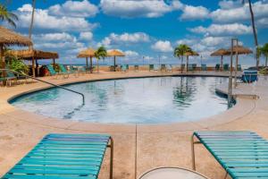 Πισίνα στο ή κοντά στο Royal Kahana 1009- Oceanfront unobstructed views from the 10th floor