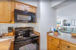 Η κουζίνα ή μικρή κουζίνα στο Royal Kahana 1009- Oceanfront unobstructed views from the 10th floor
