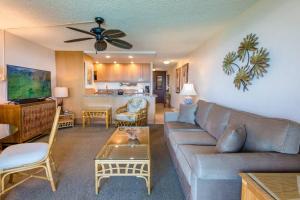 Posezení v ubytování Kaleialoha 413- Remodeled Top floor and direct oceanfront views