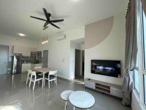 - un salon avec une table et un ventilateur de plafond dans l'établissement Amber Cove - Impression City Melaka l 2BR2R l WiFi l 6-10Pax, à Malacca