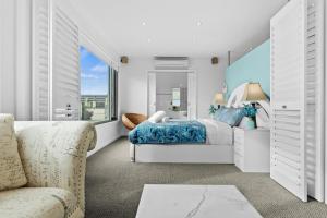 ein weißes Schlafzimmer mit einem Bett und einem Fenster in der Unterkunft Bliss on the Bay - Full House in Rye