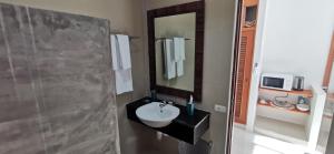 ein Badezimmer mit Waschbecken und Spiegel in der Unterkunft DB Studios Samui - Adults Only in Lamai