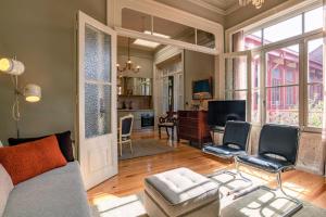 uma sala de estar com um sofá e uma mesa em Victoria House no Porto
