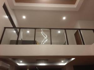 una camera con soffitto in vetro e lampadario pendente di Home in Bacolod a Bacolod