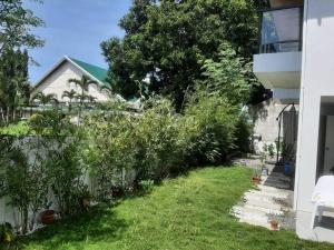 einen Garten mit Pflanzen an der Seite eines Hauses in der Unterkunft Home in Bacolod in Bacolod City