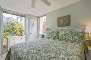 Postel nebo postele na pokoji v ubytování Hale Kamaole 7-169- Ground floor, ocean view, updated Kihei gem